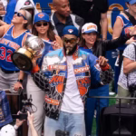 Karl-Anthony Towns celebra campeonato de los Knicks con la bandera dominicana en alto