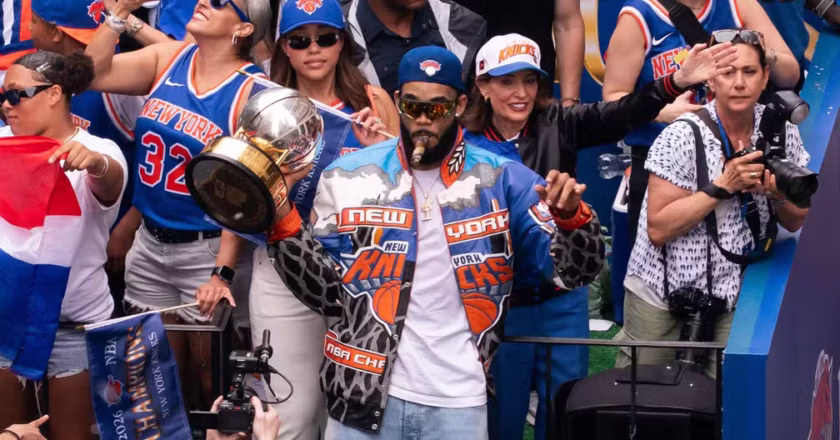 Karl-Anthony Towns celebra campeonato de los Knicks con la bandera dominicana en alto
