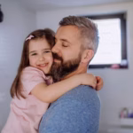 Padre es confrontado al ingresar al baño con sus hijas y el caso genera debate