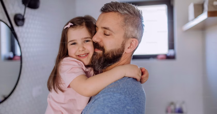 Padre es confrontado al ingresar al baño con sus hijas y el caso genera debate