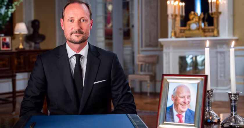 Haakon VIII se dirige por primera vez al pueblo noruego como rey tras la muerte de Harald V