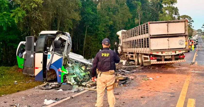 Al menos 23 muertos tras choque entre autobús y camión en Brasil