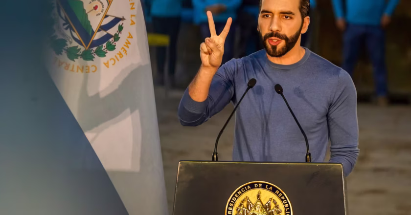 Bukele anuncia programa de 50 mil becas universitarias para jóvenes en El Salvador