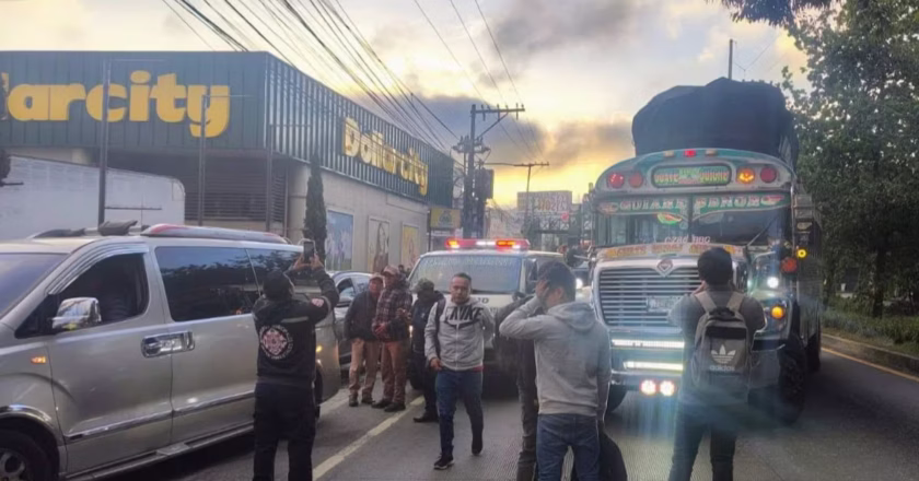 Ataque armado contra bus extraurbano deja dos heridos en San Lucas Sacatepéquez, Guatemala