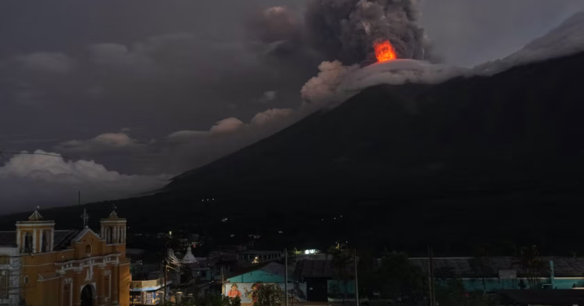Evacúan aldeas en Guatemala tras intensificarse la actividad del volcán de Fuego