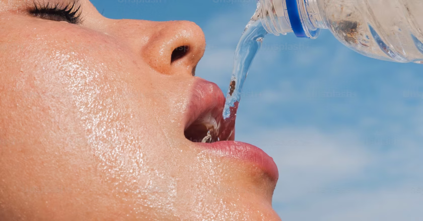 Mujer pierde 20 kilos tras 15 días de ayuno con agua y desarrolla una complicación neurológica