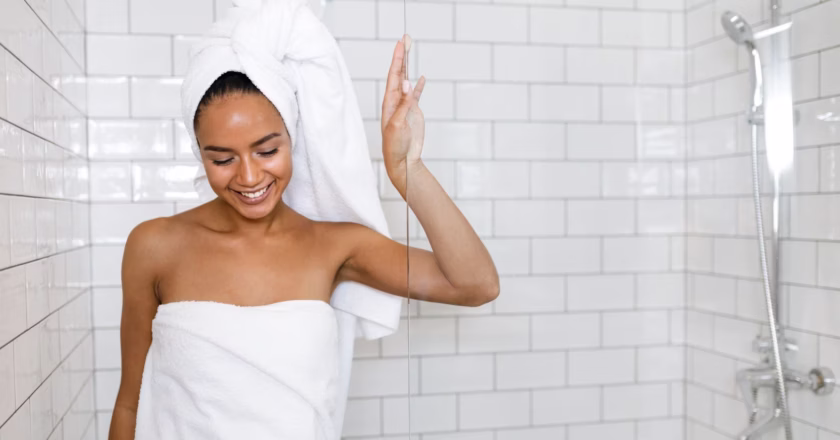 ‘Pheromone maxxing’: la tendencia viral que propone abandonar la higiene para aumentar el atractivo