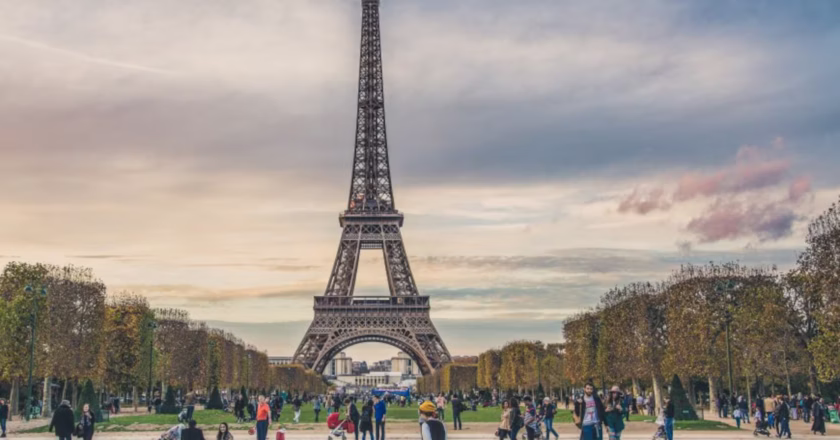 Torre Eiffel reabre tras huelga por denuncias de exclusión de empleadas durante visita de grupo hindú