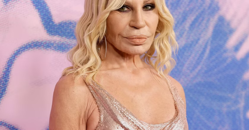 Donatella Versace regresa al mundo de la moda con nuevo proyecto junto a REVOLVE