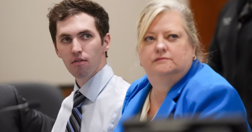 Fiscalía presenta mensajes y evidencia forense contra Tyler Robinson