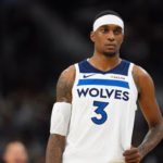 Jaden McDaniels acuerda extensión de contrato de US$40 millones con Minnesota