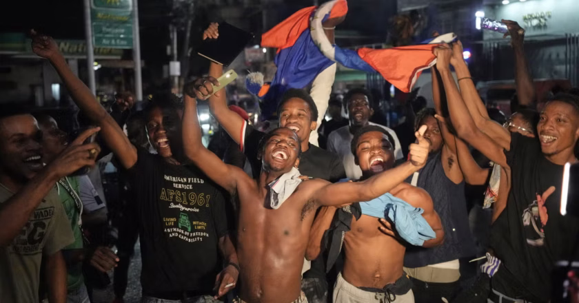 Fanáticos haitianos recogen basura tras los incidentes durante partido en el Estadio Olímpico