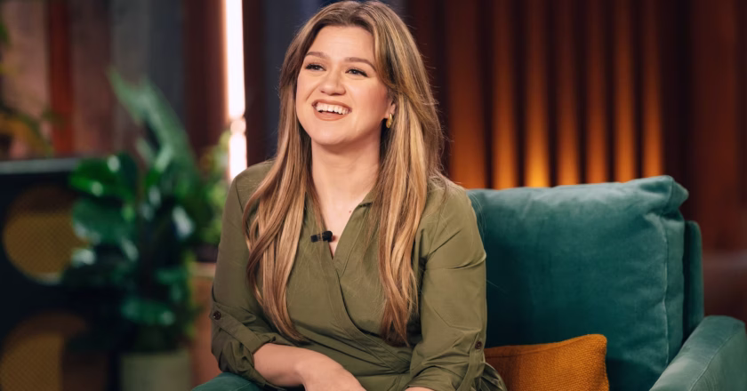 Kelly Clarkson pide separar a artistas humanos de la música creada con IA